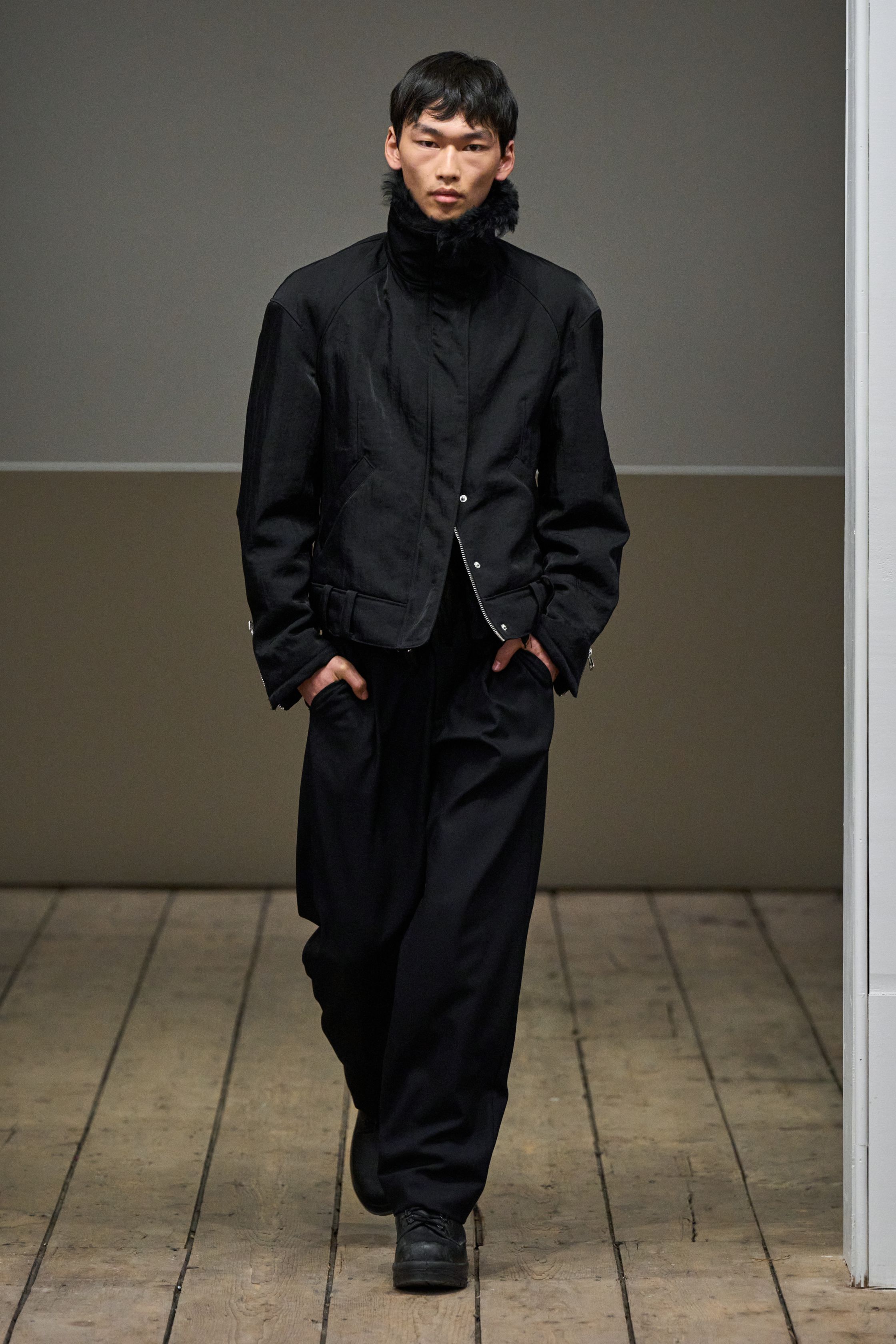 Eckhaus Latta以低饱和色调与实验剪裁打造反传统时尚语言，解构丹宁与极简黑色形成艺术化日常，在冷静空间中呈现先锋与实穿的平衡-顽石频道趋势研究